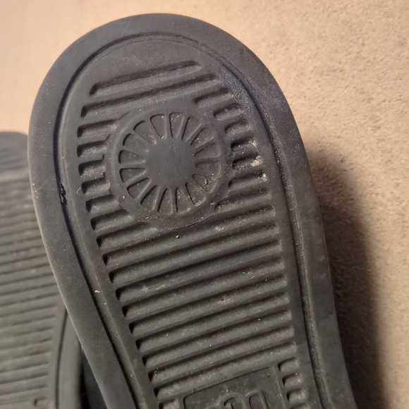 Ugg Neutra Sneakers: Comfort Meets Style in Black - Picture 9 of 13